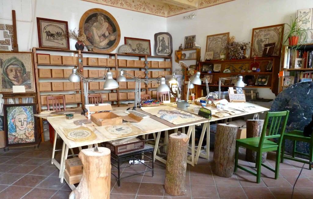 workshop presso un laboratorio di mosaico a roma